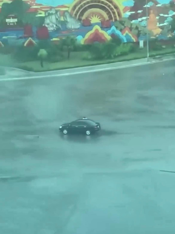 Ô tô con che chắn cho một chiếc xe máy đi qua giữa ngã tư rộng. (Ảnh: Minh Hy)