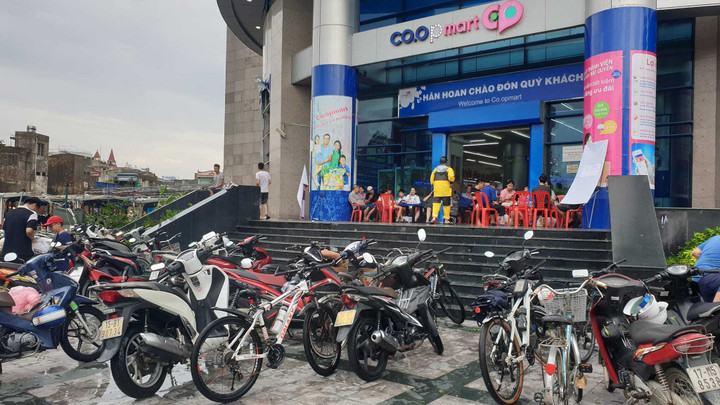 Co.opmart Hải Phòng hỗ trợ người dân sạc điện thoại, phục vụ nước miễn phí.