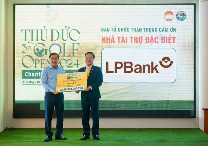 Đại diện LPBank, ông Hoàng Văn Phúc - Phó Tổng Giám đốc - trao tặng biểu trưng số tiền 5 tỷ đồng cho Quỹ vì người nghèo của thành phố Thủ Đức.