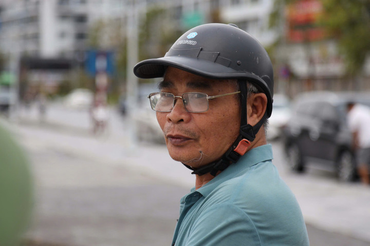 Dạo một vòng Hạ Long sau siêu bão Yagi, ông Lưu Vĩnh Phúc (phường Hồng Hải, Hạ Long) bàng hoàng vì hơn 50 năm sinh sống ở đây, chưa từng thấy cảnh tượng đổ nát đến vậy. "Trận bão này quá lớn, toàn bộ cây xanh đẹp nhất, đường bao biển đẹp nhất đều tan hoang như một... bãi chiến trường", ông Phúc xót xa.