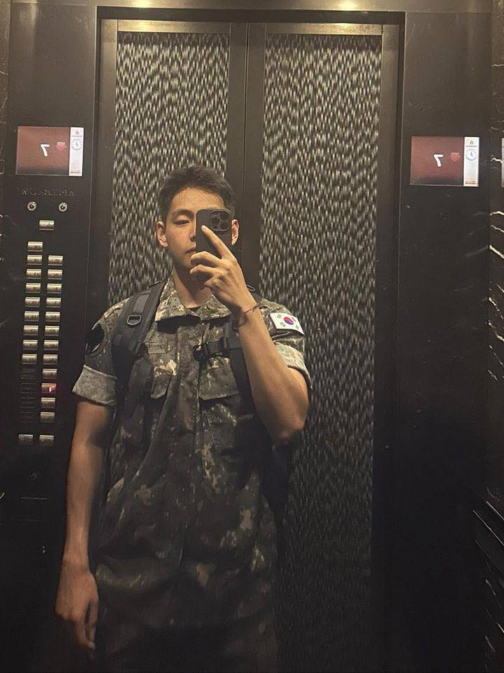 Hinh ảnh mới của V (BTS) trở thành tâm điểm trên các diễn đàn về Kpop.