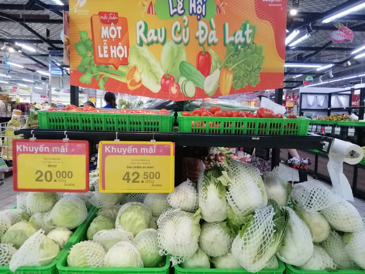 Các quầy hàng đã được cung cấp đầy đủ.