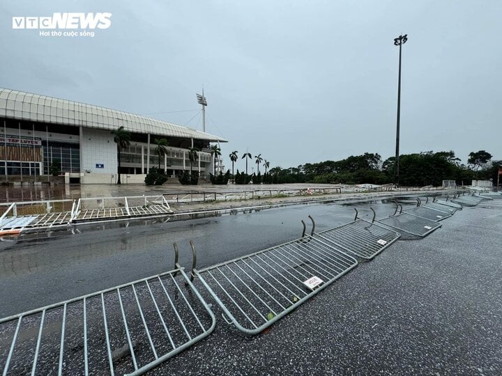 Bên ngoài khuôn viên sân, các hàng rào bằng sắt bị đổ nhưng không gây thiệt hại quá lớn.