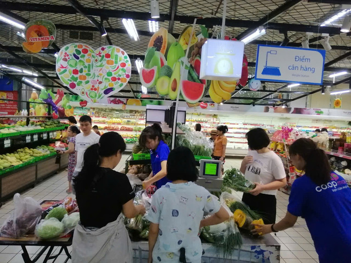 Co.opmart mở cửa sớm, tăng nguồn hàng để đáp ứng nhu cầu người dân sau bão - 7