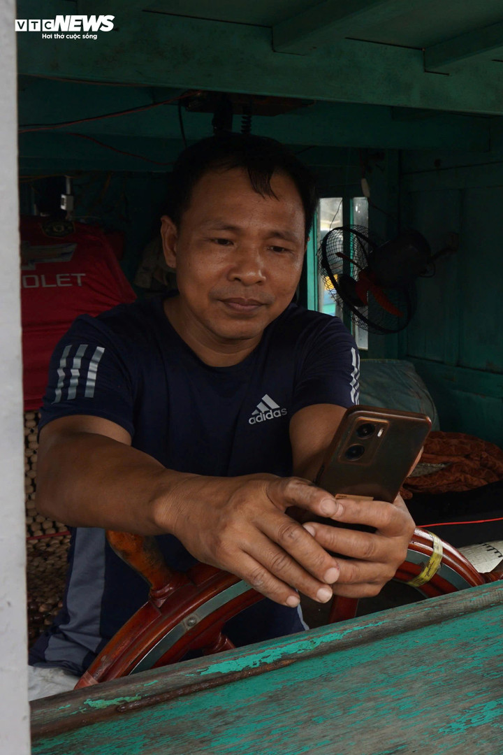 Anh Phạm Văn Phàn cho biết, theo kinh nghiệm của anh, khoảng 3-4 ngày nữa trời hết gió, ngư dân có thể trở lại biển bình thường. "Thời gian này mát mẻ, đi biển rất thuận lợi nên chúng tôi tranh thủ để đánh bắt nhiều hơn. Vì thế sau mấy ngày nghỉ bão, ai cũng mong có thể nhanh quay lại biển", anh Phàn nói.