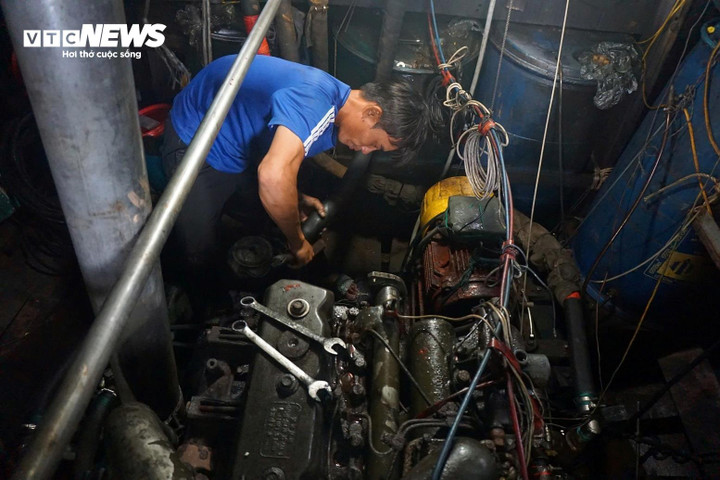 Anh Nguyễn Văn Đê (33 tuổi) đang thay nước mát cho máy móc. Anh cho biết: "Nay mai thuyền đánh cá có thể ra khơi, nên tôi phải chuẩn bị thật kỹ càng. Cơn bão vừa qua là một trong những cơn bão lớn nhất mà tôi từng gặp, may chưa gây ra nhiều nguy hại cho tàu và người".