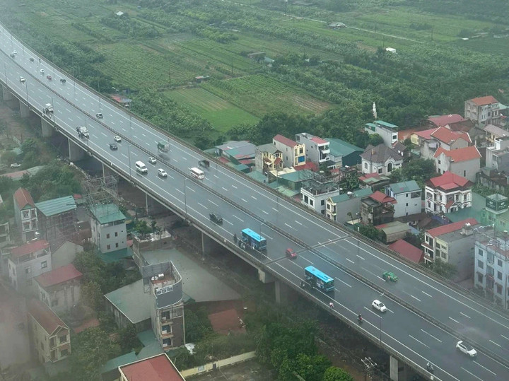 Cảnh hai xe buýt màu xanh đi chậm để che chắn cho xe máy tại cầu Nhật Tân được người dân tại khu chung cư gần đó ghi lại. (Ảnh: Bích Thu)