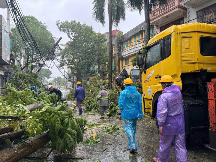 Các nhà mạng gấp rút triển khai các biện pháp khắc phục sự cố sau bão.