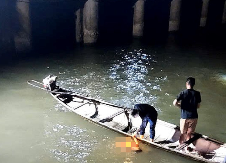 Lực lượng chức năng vớt thi thể nạn nhân vào bờ, bàn giao cho gia đình lo hậu sự.