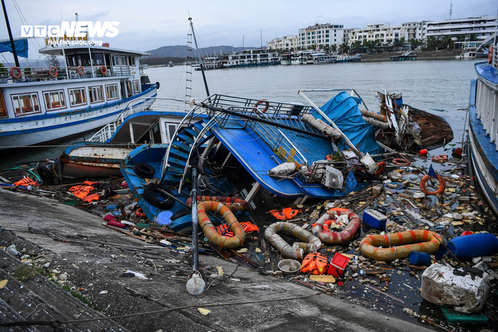 Hàng loạt tàu thuyền bị sóng đánh chìm khi neo đậu ở Cảng tàu khách quốc tế Tuần Châu (TP Hạ Long).