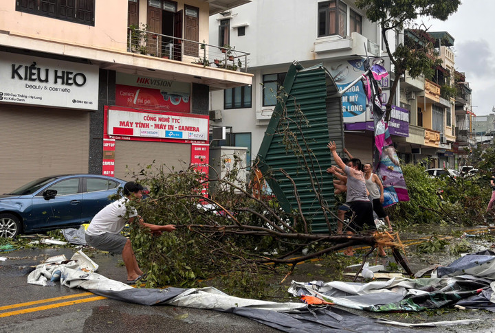 “Hơn 40 năm, lần đầu tiên tôi gặp cơn bão lớn với sức tàn phá khủng khiếp đến thế. Sau một ngày mà nhiều ngôi nhà tốc mái, méo mó, xiêu vẹo. Tôi chẳng thể nhận ra nơi mình đang sinh sống. Thực sự rất xót xa”, anh Trần Văn Đô (phường Hà Lầm, Hạ Long) vừa nói vừa cố kéo tấm mái tôn nhà hàng xóm bị thổi bay sang cửa nhà mình.