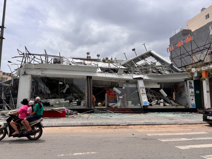 Một cửa hàng quần áo kiên cố tại phường Bãi Cháy cũng bị gió lốc quật xiêu vẹo, nhiều tấm kính vỡ nét do không thể chịu sức ép, hệ thống đèn quảng cáo hỏng hóc nặng nề.