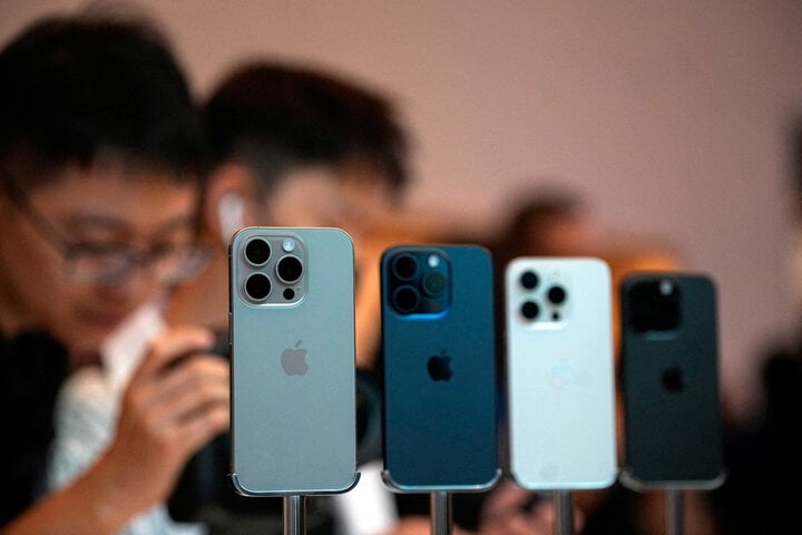 Dòng iPhone mới nhất sẽ được tích hợp thiết kế chip AI đến từ Arm. (Ảnh: Reuters)