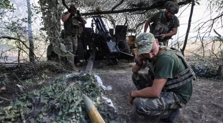 Pháo binh Ukraine bắn pháo M101A1 về phía quân đội Nga. (Ảnh: Reuters)