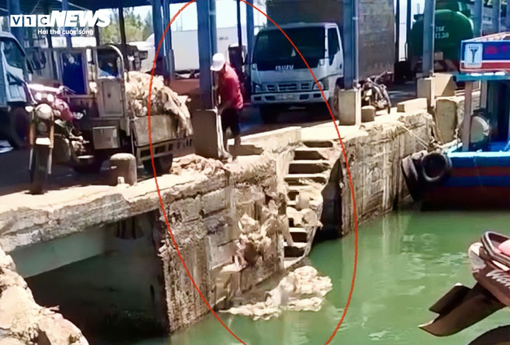 Người đàn ông gạt một lượng lớn bao nilong xuống biển. (Ảnh cắt từ clip)