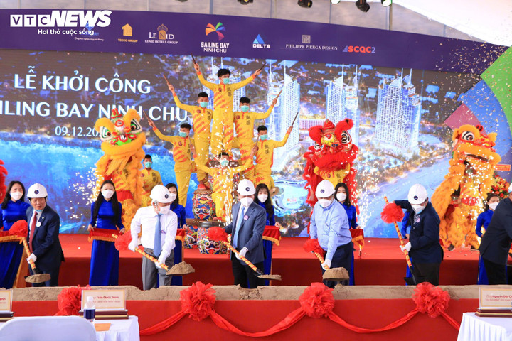 Dự án được nhà đầu tư bấm nút khởi công vào ngày 9/12/2021, tiến hành khởi công xây dựng công trình Tòa tháp A và Tòa tháp B. Dự án từng được kỳ vọng sẽ là điểm đến trải nghiệm mới cho du khách với hệ thống công viên chuyên đề, công viên nước bốn mùa khổng lồ, hiện đại, góp phần đưa du lịch Ninh Thuận ghi tên vào bản đồ du lịch của châu Á khi đi vào hoạt động.