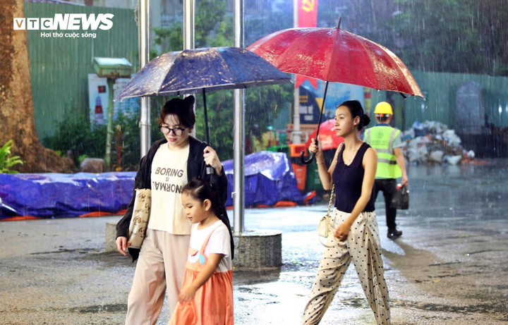 Thời tiết TP.HCM hôm nay 13/12, trời nhiều mây, về chiều tối có mưa rào và dông vài nơi.