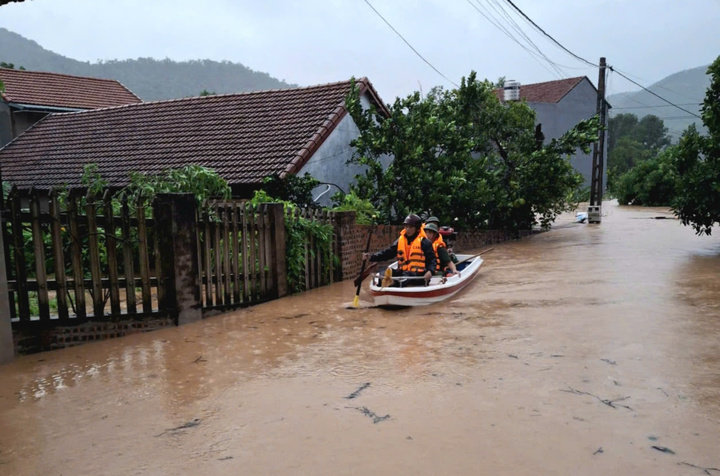 Lực lượng chức năng thị trấn Tây Yên Tử, huyện Sơn Động, tỉnh Bắc Giang hỗ trợ người dân ứng phó với bão lũ.