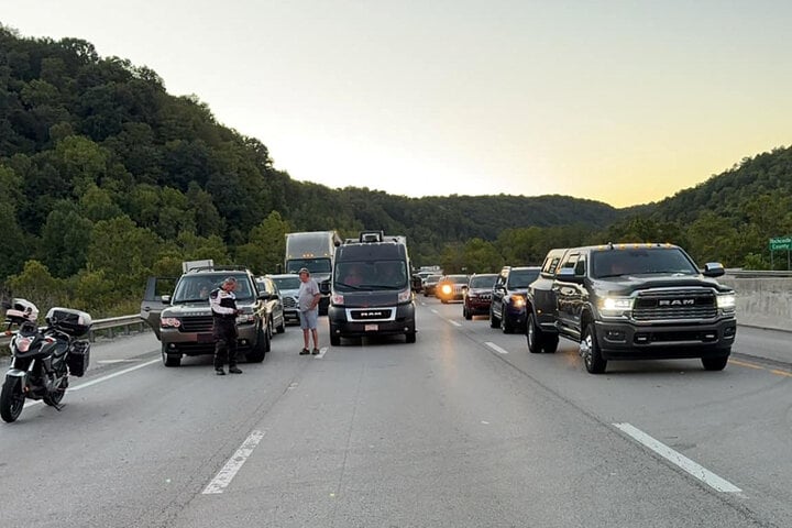 Cảnh sát phong tỏa một phần cao tốc I-75 tại bang Kentucky ngay sau khi vụ xả súng xảy ra. (Ảnh: CNN)