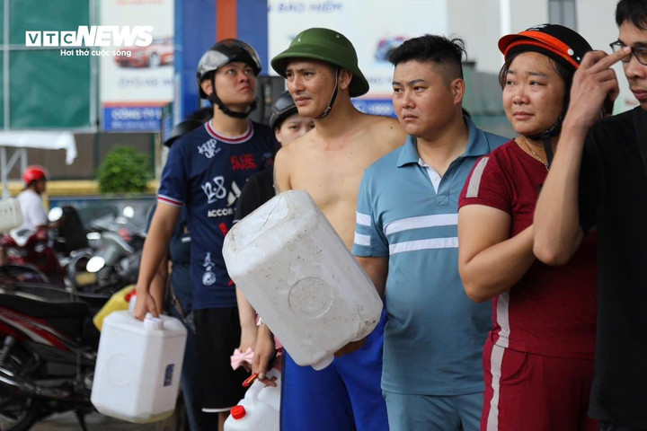 Anh Nguyễn Tuấn, một khách mua xăng cho biết: "Tôi xếp hàng cả tiếng mới đến lượt mua xăng. Tôi phải đội mưa đi mua xăng mang về chạy máy phát điện".