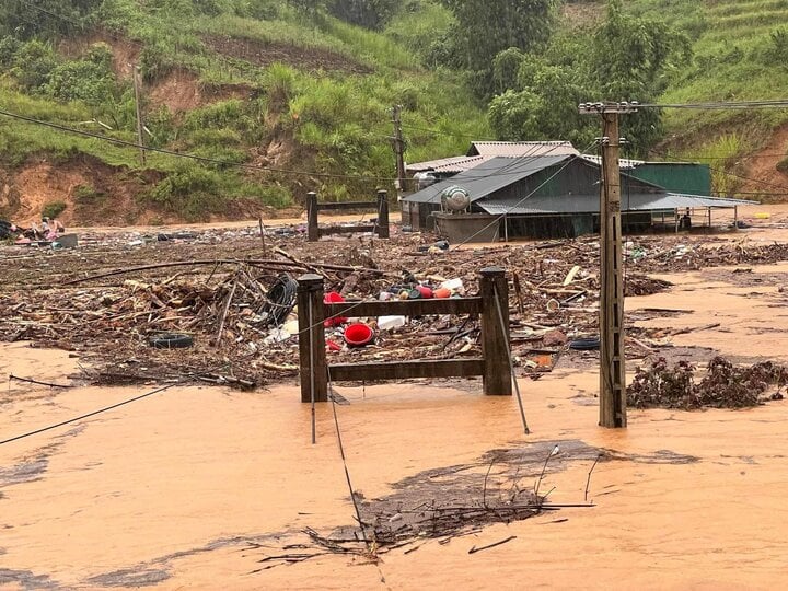 Ông Giàng Trang, Chủ tịch UBND xã Bản Mù (huyện Trạm Tấu) thông tin, tính đến sáng 8/9 trên địa bàn xã có khoảng gần 20 hộ bị thiệt hại nhà do mưa lũ, trong đó, thôn Mảnh Tào nhiều nhà bị ngập tới nóc.