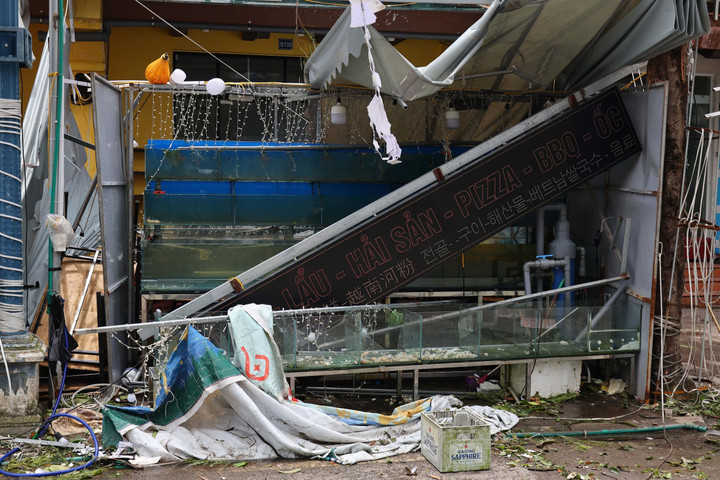 Nhiều biển hiệu rơi vỡ ngổn ngang, hàng loạt cửa hàng phải đóng cửa để khắc phục hậu quả.
