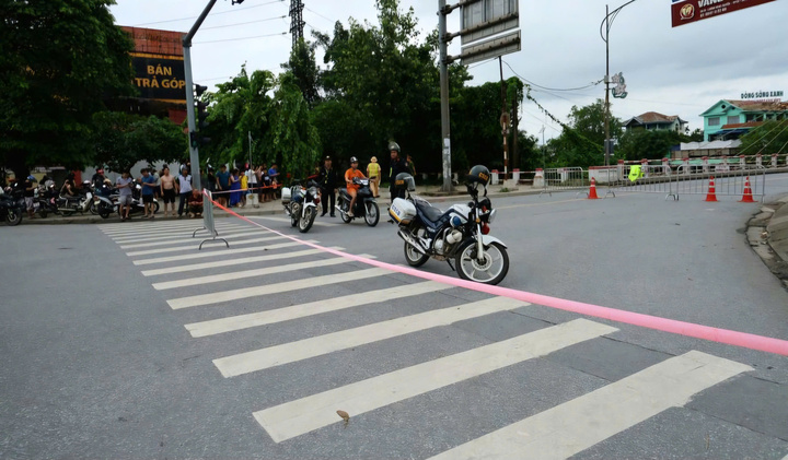 Khu vực cầu Gia Bẩy cấm người và phương tiện đi qua. (Ảnh: Báo Thái Nguyên)