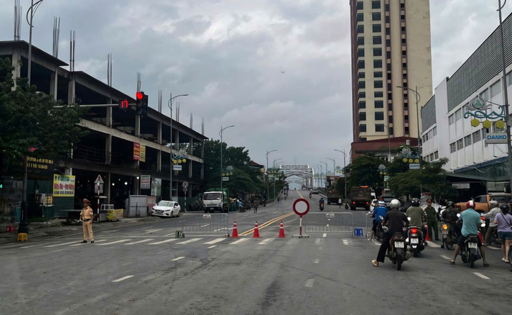 Lực lượng chức năng cũng cấm đường ở khu vực cầu Bến Tượng. (Ảnh: Báo Thái Nguyên)