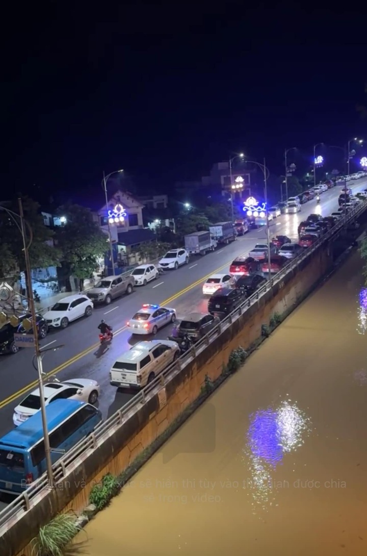 Người dân phải cố di chuyển xe lên vị trí cao nhất của cầu để tránh lũ.