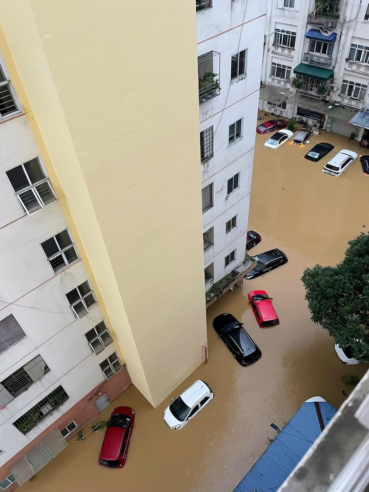 Tại khu vực Chung cư Tiến Bộ, lúc 5h40 ngày 9/9, nhiều ô tô chìm trong biển nước. Mực nước sông Cầu dâng cao gây ngập toàn bộ khu vực xung quanh chung cư Tiến Bộ; một phần móng nhà của tòa A3 đã bị hở, nguy cơ mất an toàn cao. Để đảm bảo an toàn cho người dân, Ban Quản lý chung cư đã cắt điện toàn bộ tòa nhà, đồng thời cùng với lực lượng chức năng của thành phố, phường Hoàng Văn Thụ hỗ trợ di dời 50 hộ dân đến nơi an toàn.