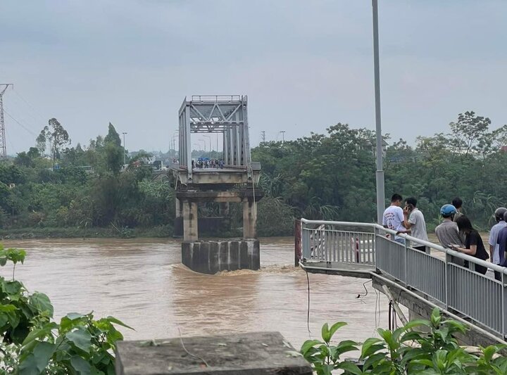 Cầu Phong Châu bất ngờ sập lúc gần 10h.