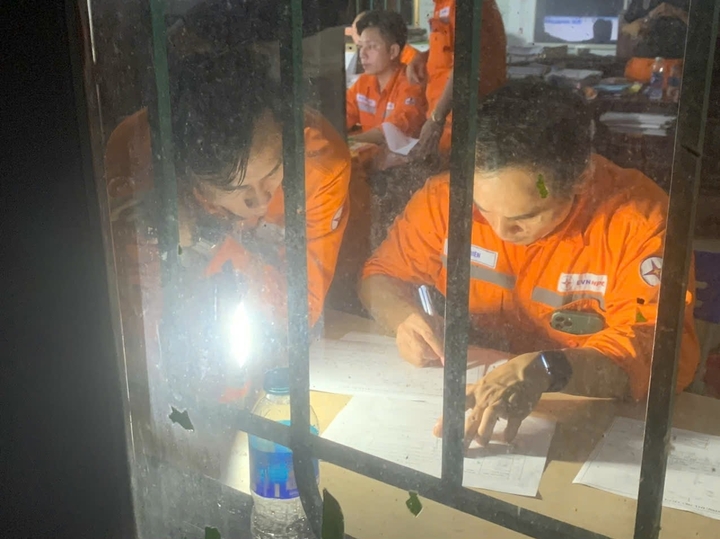 Ngành điện Bắc Ninh cũng tập trung trực đêm, khắc phục sự cố.