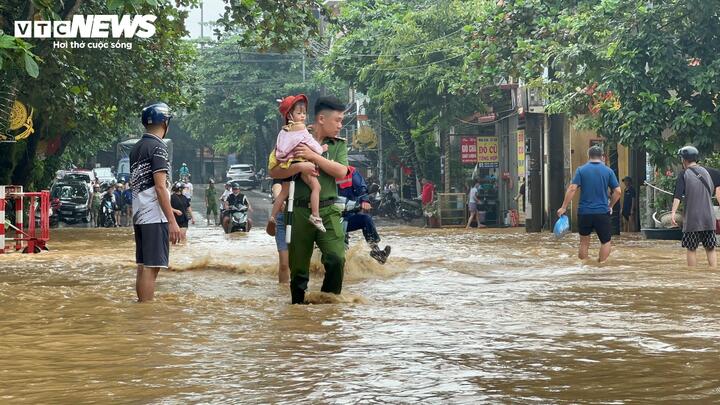 Lực lượng chức năng tỉnh Yên Bái đang tích cực đưa người dân đến nơi tránh trú an toàn.