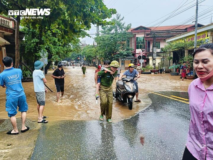 Nước lũ bủa vây thành phố Yên Bái, nhiều nhà dân bị nhấn chìm - 10