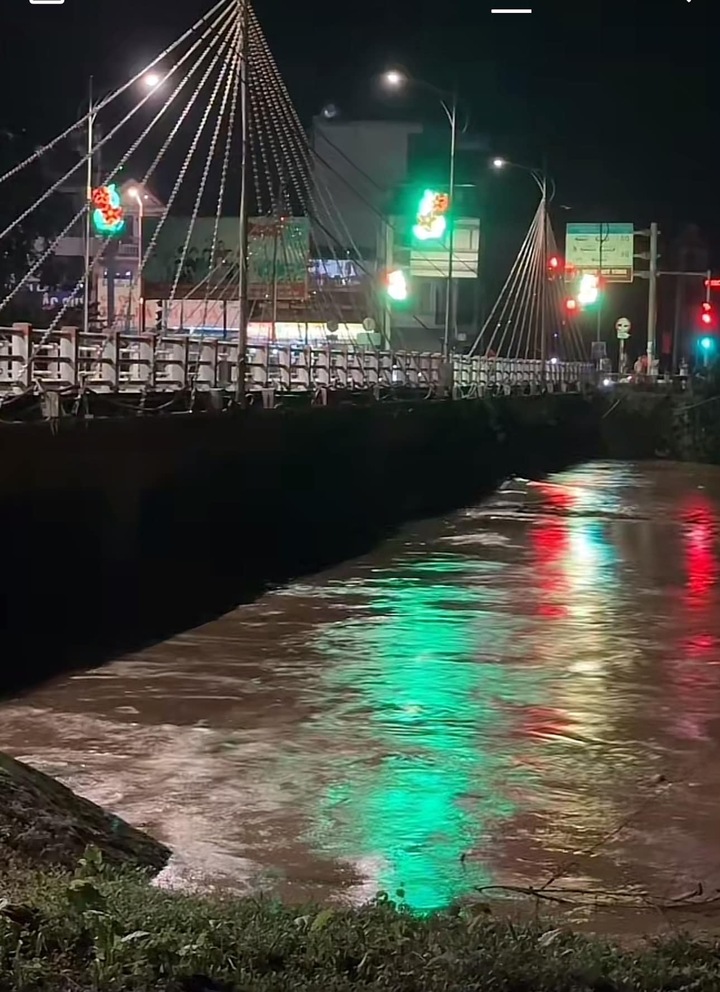 Theo thông tin từ Đài Khí tượng Thủy văn Thái Nguyên, mực nước tại Trạm thủy văn Gia Bẩy lúc 00h00 ngày 9/9 là 2.756cm, cao hơn báo động 3 là 56cm. Theo người dân sinh sống 2 bên bờ sông Cầu, kể từ sau trận lũ lịch sử vào năm 2001 đến nay, chưa bao giờ mực nước sông Cầu dâng cao như hiện tại.