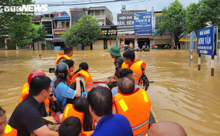 Lực lượng chức năng di dời người dân đến nơi an toàn.
