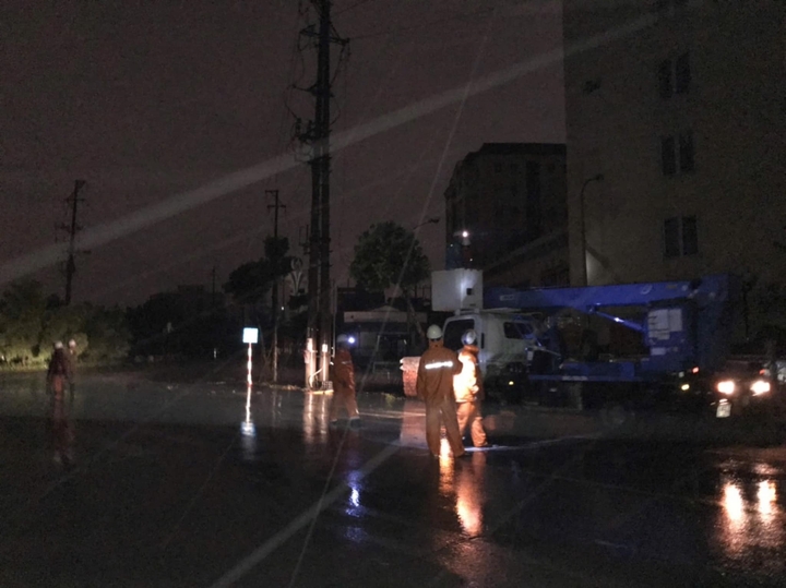 Cán bộ công nhân viên nhà đèn miền Bắc đã có một đêm trắng hối hả, chạy đua với thời gian để nhanh chóng cấp điện cho khách hàng.