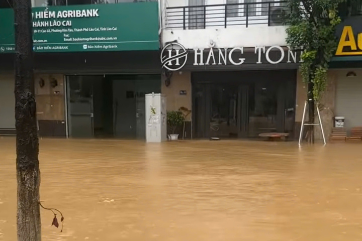 TP Lào Cai chìm trong biển nước (Ảnh: Truyền hình Lào Cai)