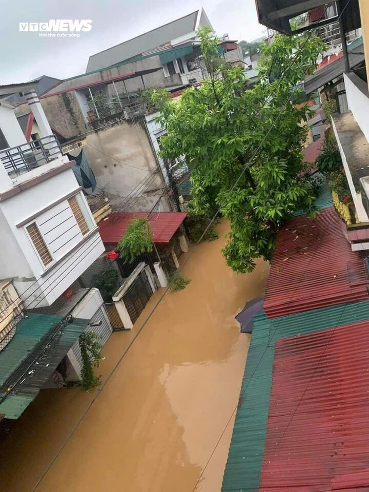 Ảnh hưởng mưa lớn kết hợp với điều tiết xả lũ của các hồ chứa thượng nguồn, lũ trên sông Hồng lên nhanh, nhiều tuyến đường và nhà dân tại thành phố Yên Bái bị ngập sâu. Đến sáng 9/9, mực nước lũ vẫn rất cao, nhấn chìm nhiều nhà dân.