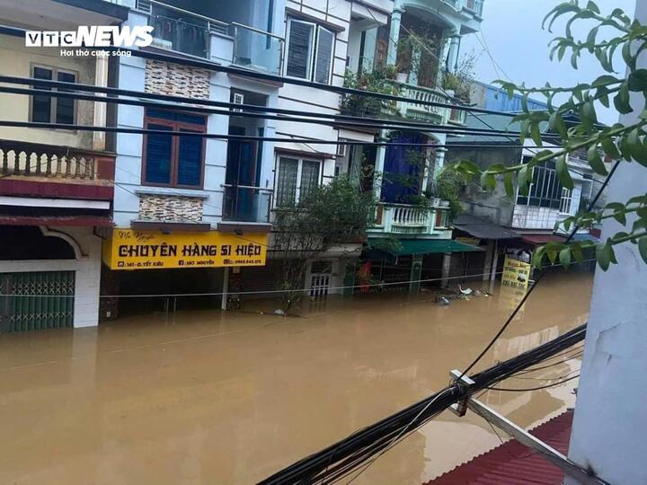 Nước ngập gần đến biển hiệu tại một cửa hàng trên đường Yết Kiêu.