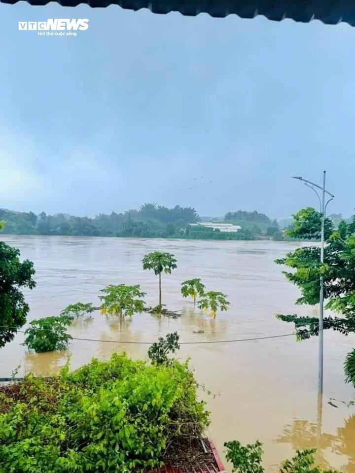 Mênh mông bốn bề là nước lũ.