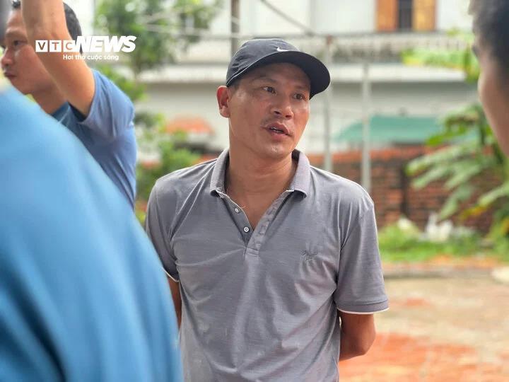 Anh Chiến tới hiện trường theo dõi công tác cứu nạn, tìm kiếm các nạn nhân vụ sập cầu.