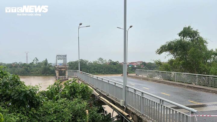Nguyên nhân ban đầu được xác định do ảnh hưởng của bão số 3 gây mưa lũ, nước sông Hồng dâng cao, lưu tốc dòng chảy xiết kéo đổ trụ T7 làm sập 2 nhịp dàn chính của cầu Phong Châu.