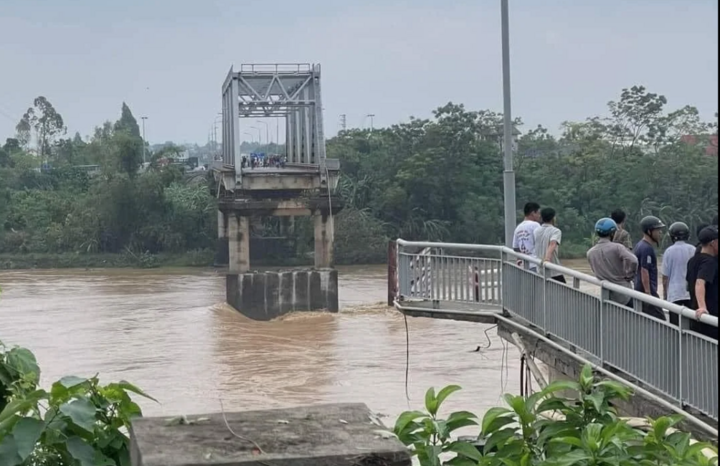 Hiện trường vụ sập cầu Phong Châu.