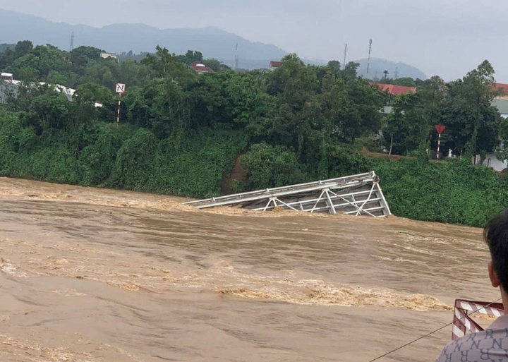 TRỰC TIẾP: Mưa lũ cuồn cuộn, sập cầu Phong Châu, xe khách bị vùi lấp ở Cao Bằng  - 5