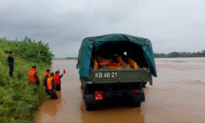 Theo thông tin Báo Quân đội Nhân dân, Bộ Chỉ huy Quân sự tỉnh Phú Thọ đang triển khai lực lượng gồm nhiều phương tiện, tàu, cùng 40 cán bộ, chiến sĩ; Lữ đoàn Công binh 543 (Quân khu 2) triển khai lực lượng, phương tiện đến cứu hộ, cứu nạn nạn nhân vụ sập cầu Phong Châu. (Ảnh: Báo QĐND)
