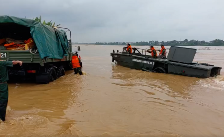 Đến 12h trưa nay, lực lượng chức năng đã cứu được 2 người trong vụ sập cầu Phong Châu nối liền huyện Tam Nông và huyện Lâm Thao. (Ảnh: Báo QĐND)