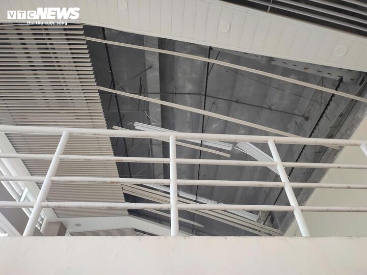 Một số phần mái vòm của sân Mỹ Đình hư hại do sức gió quá lớn mà bão Yagi gây ra khi đổ bộ tối 7/9.