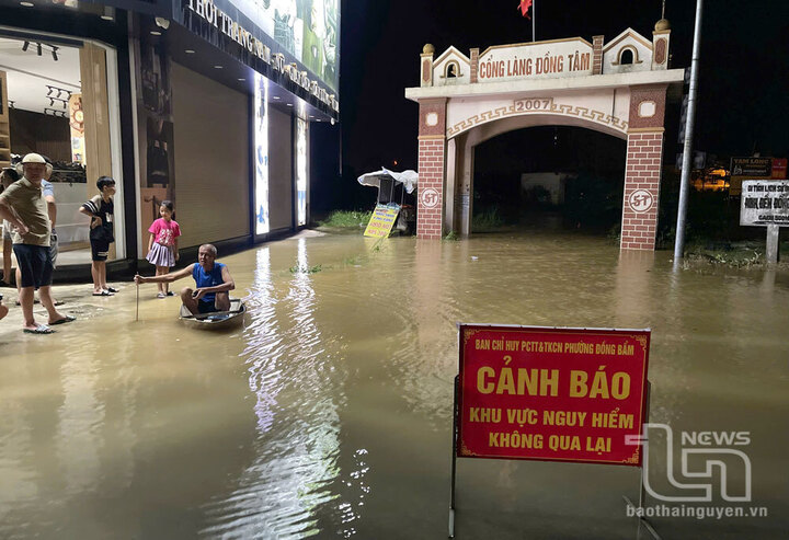 Nước sông Cầu dâng ngập cổng làng Đồng Tâm, phường Đồng Bẩm, TP Thái Nguyên. (Ảnh: Báo Thái Nguyên)