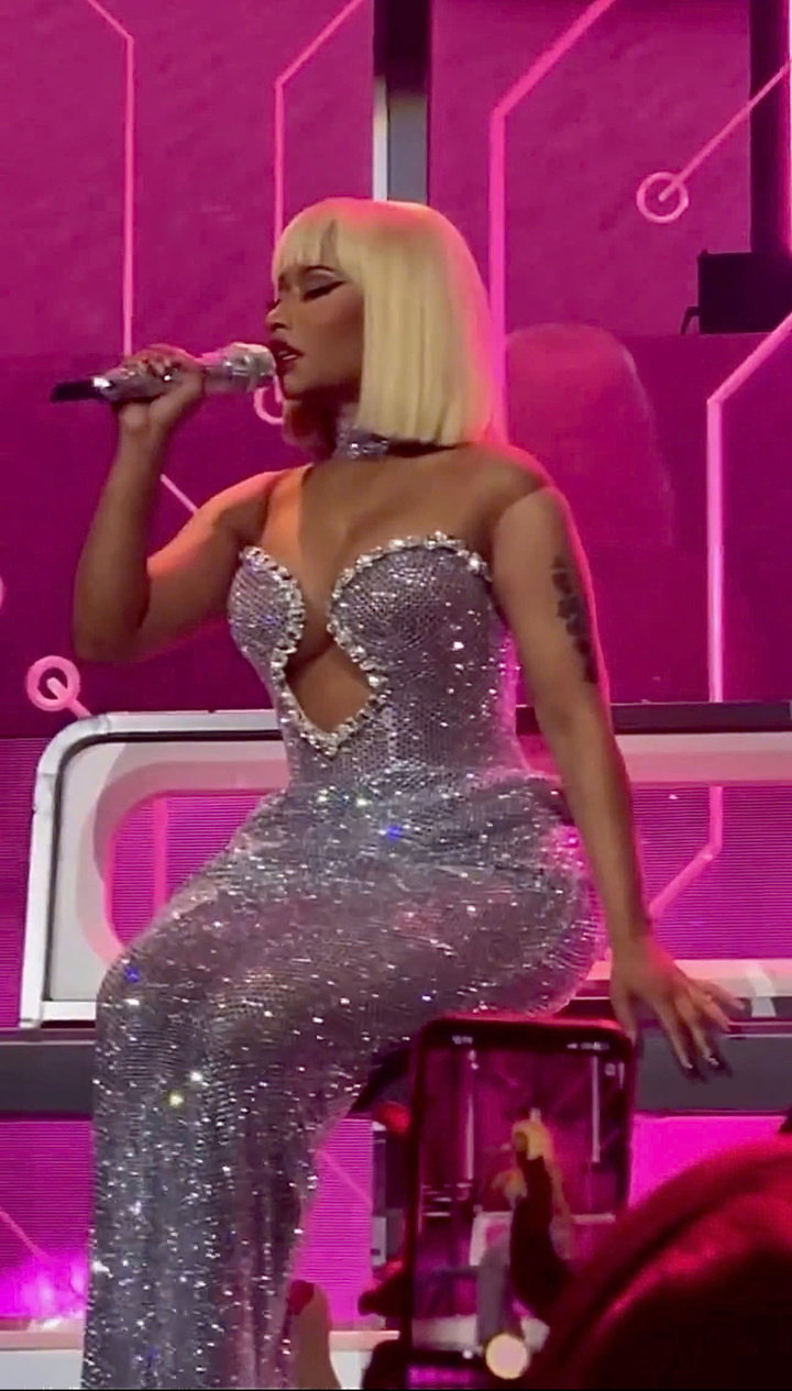Nicki Minaj diện thiết kế của Phạm Đăng Anh Thư trong liveshow tại New York - 2